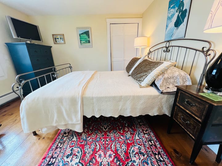 Queen bedroom with waterview