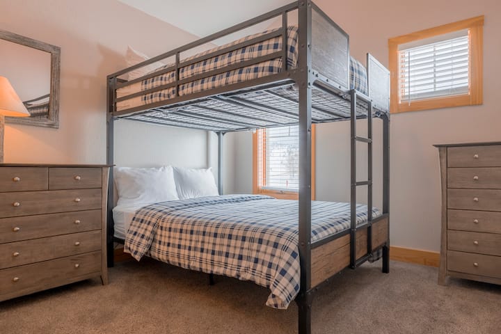 تحتوي غرفة نوم الضيوف على سرير مزدوج واسع بطابقين.