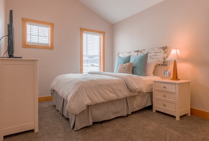 تتميز غرفة نوم الضيوف بسرير ملكي مريح وباك إن بلاي مريحة، مما يجعلها مثالية للعائلات.