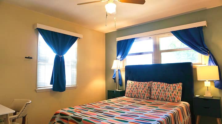 在这间卧室的标准双人床上睡个好觉！ 这是我们期待已久的时刻