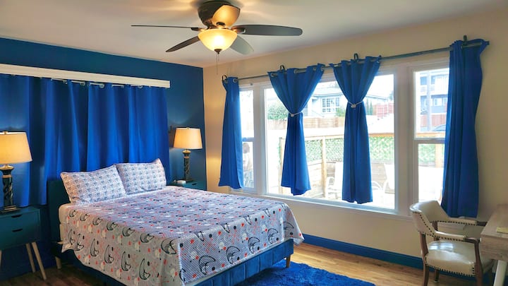 您已经努力工作了一段时间了！ 在这张标准双人床上享受美容睡眠，窗户正对着私人前院