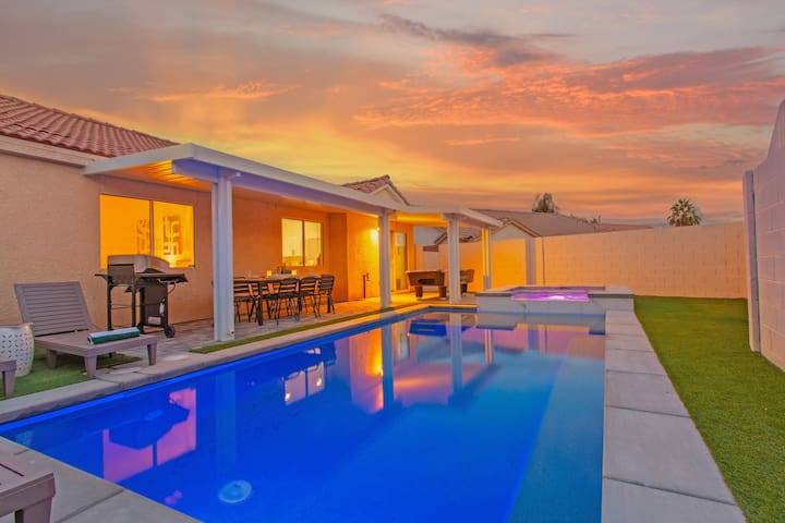 Fun 6-Bedroom Getaway with Pool,Pool Table & more!