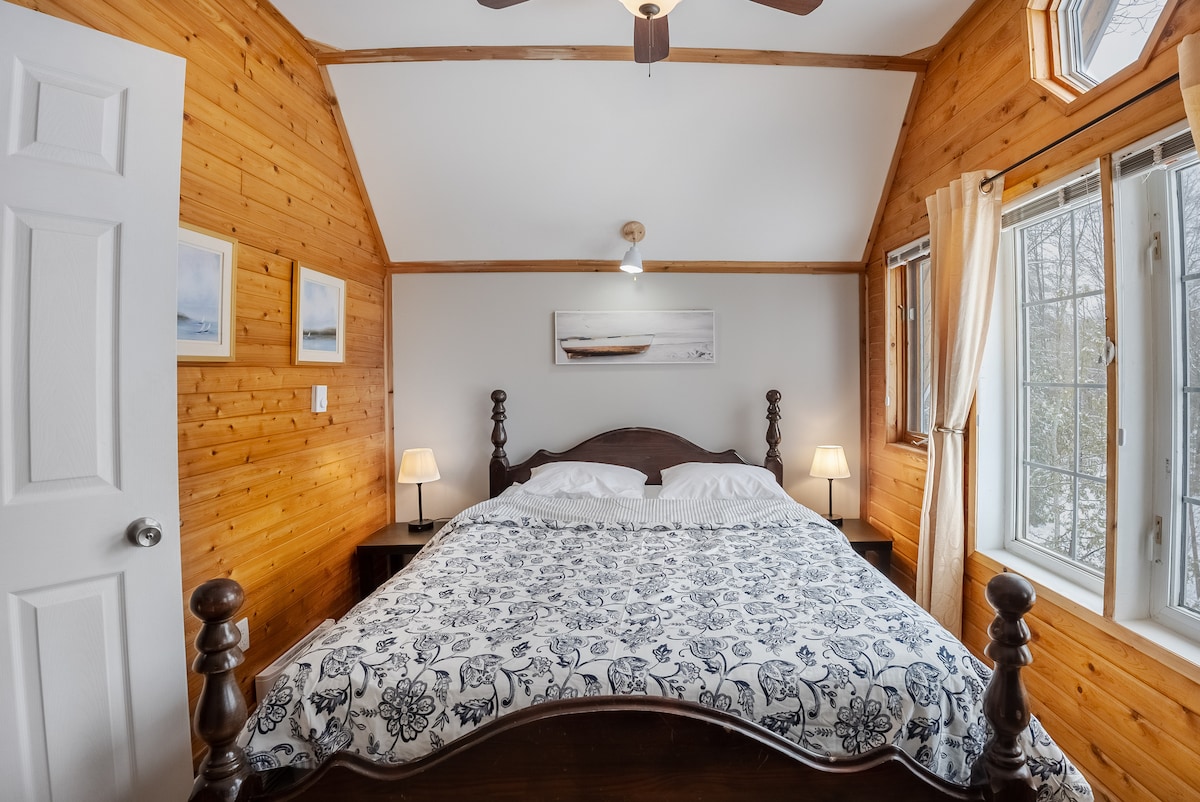 Hlavná spálňa s manželskou posteľou Queen a výhľadom na jazero.