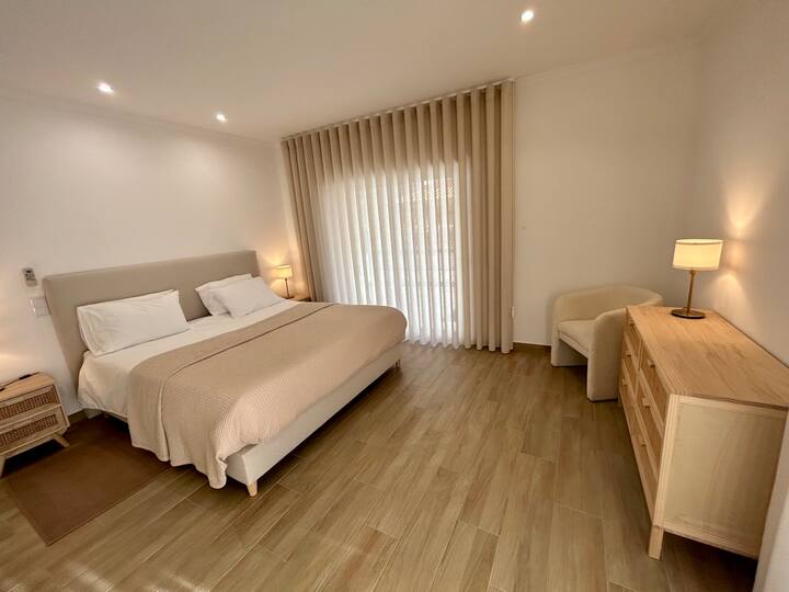 La suite principal de la planta baixa amb llit «king size» ( 180 cm ), terrasses, vestidor gran, aire condicionat, wifi i caixa forta. 
El bany de la suite principal: dutxa, banyera, 2 tocadors, wc. 