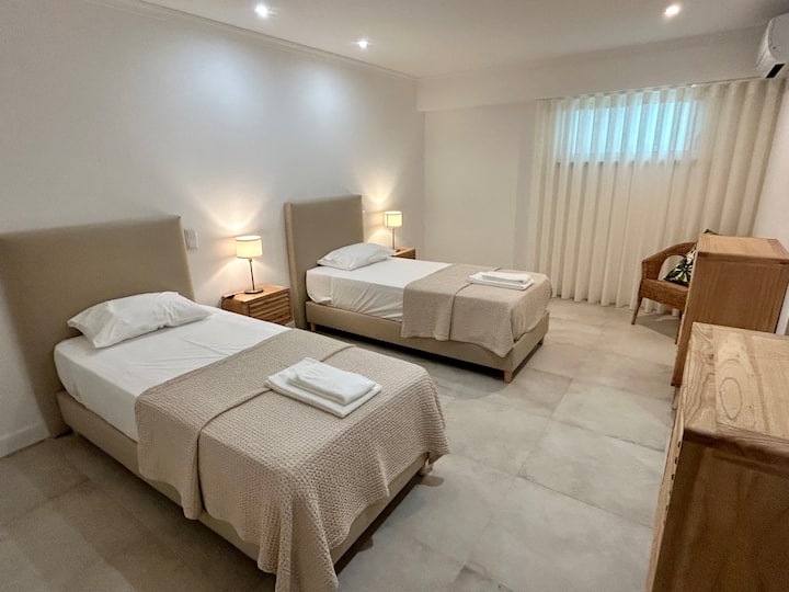 El dormitori número 6 de la planta inferior té 2 llits individuals ( 90 cm ), 2 còmodes, aire condicionat i wifi.