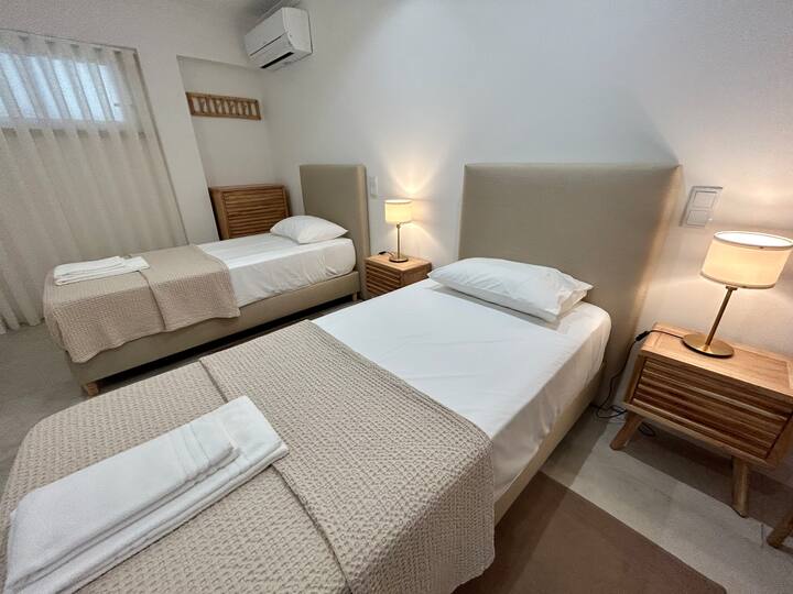 El dormitori número 7 de la planta inferior té 2 llits individuals ( 90 cm ), 2 còmodes, aire condicionat i wifi.