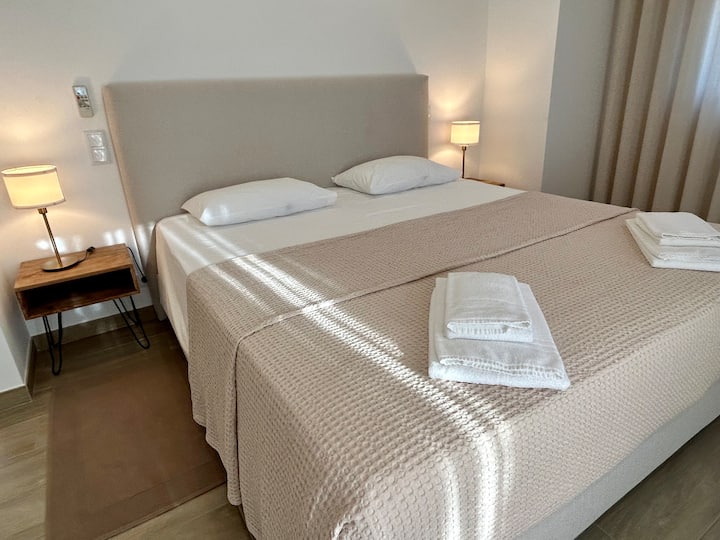 Suite número 3 a la primera planta amb llit «king size» ( 180 cm ), vestidor, caixa forta, wifi i terrassa.
El bany de la suite número 3: banyera de Balneo (també dutxa. ), 1 tocador, wc. 