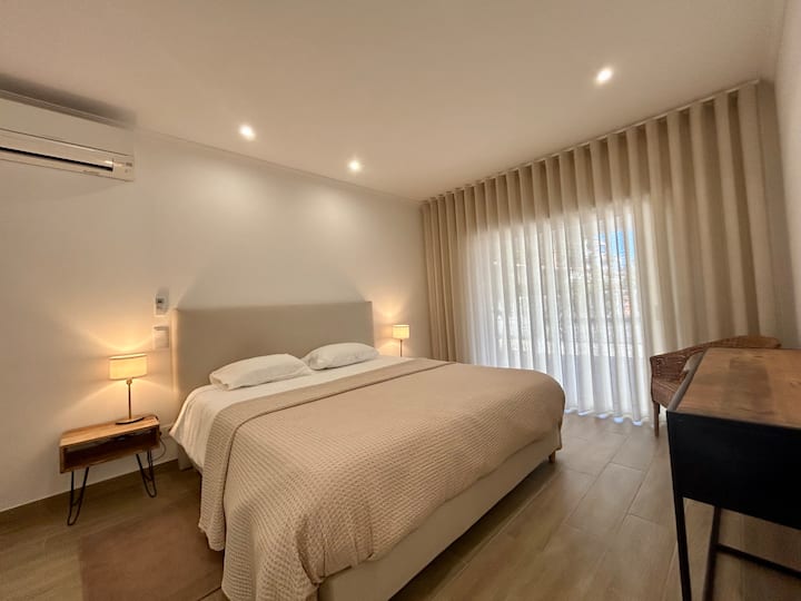 Suite número  2 a la planta baixa amb llit «king size» ( 180 cm ), vestidor gran, caixa forta, aire condicionat, wifi i terrassa coberta.
El bany amb dutxa de la suite número 2: dutxa a peu, 2 tocadors, wc.
