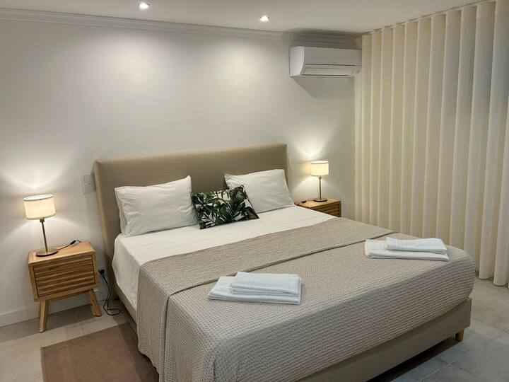 Dormitori número 5 a la planta inferior amb un llit «king size» ( 180 cm ),  amb 2 còmodes, aire condicionat i wifi.