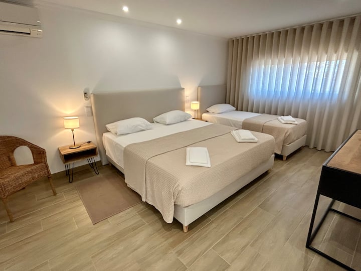 Suite número 4 a la primera planta amb 1 llit «king size» ( 180 cm) i 1 llit individual ( 90 cm ), vestidor, caixa forta, aire condicionat i wifi.
El bany amb dutxa de la suite número 4: dutxa a peu,  1 tocador, wc.