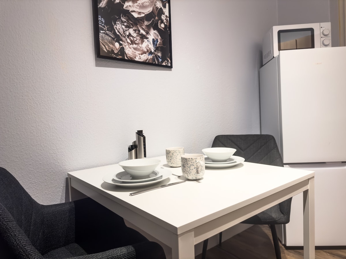 Top Airbnb: Close to the trade fair 8 guests private entrance in Döhren