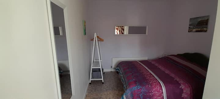 помалата спална соба има двоен кревет со пристап од двете страни и масичка за кревет со часовник.
Во близина на огледалото има фиоки и простор за масичка за облекување.
Исто така, има и ограда за закачување облека