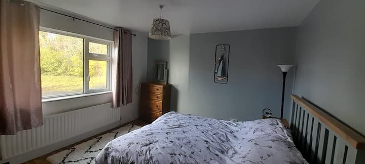 Главната спална соба е многу тивка и лесна со поглед кон задната градина
Со брачен кревет (широк 150-179 см), доволно простор за пристап од двете страни на креветот
Висечка ограда и  отворени полици, како и големи цртежи од шкафови
Исто така, УСБ-приклучок за телефон Ноќен часовник