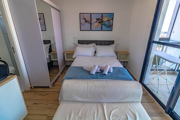 Izba s pohodlnou truhlicou s manželskou posteľou