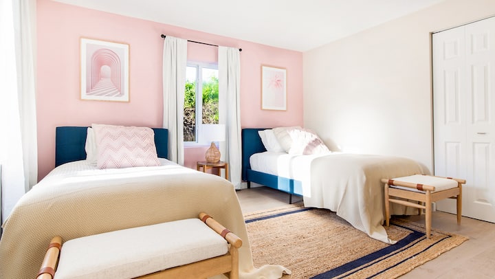 Habitaciones de lujo con sábanas suaves y de calidad hotelera y lujosos edredones.