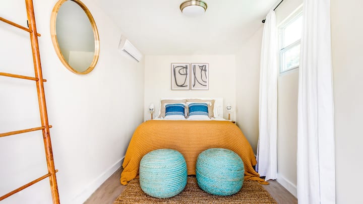 Habitaciones de lujo con sábanas suaves y de calidad hotelera y lujosos edredones.