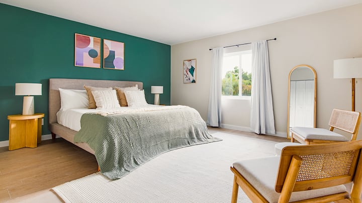 Habitaciones de lujo con sábanas suaves y de calidad hotelera y lujosos edredones.
