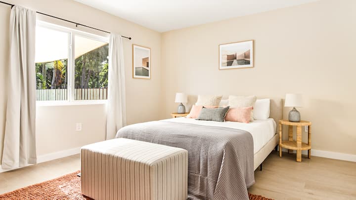 Habitaciones de lujo con sábanas suaves y de calidad hotelera y lujosos edredones.