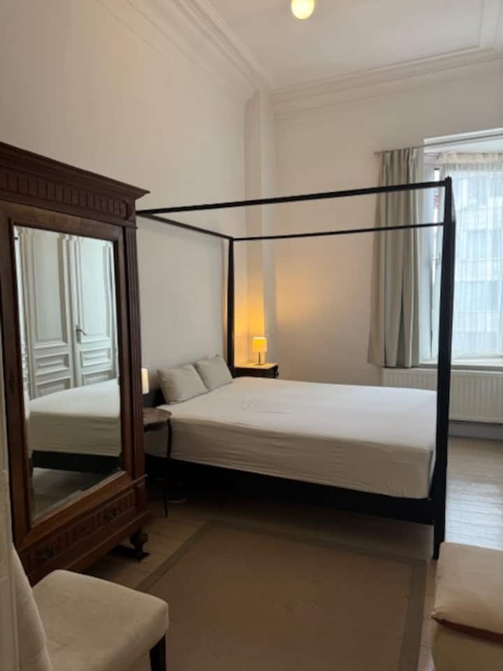 غرفة نوم 2 بسرير بمقاس كبير وفراش مريح.