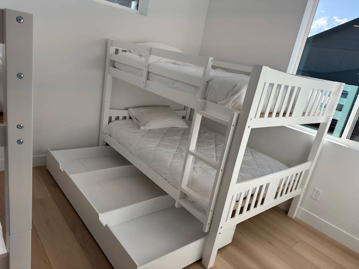 Poschodové postele s úložnou zásuvkou.