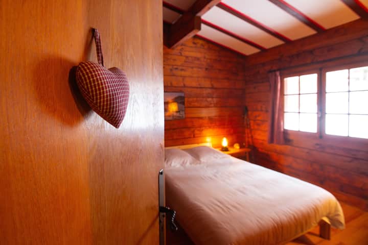 Chambre pouvant accueillir 2 voyageurs dans son lit double (140*190) disposant d'une armoire penderie et d'une commode.