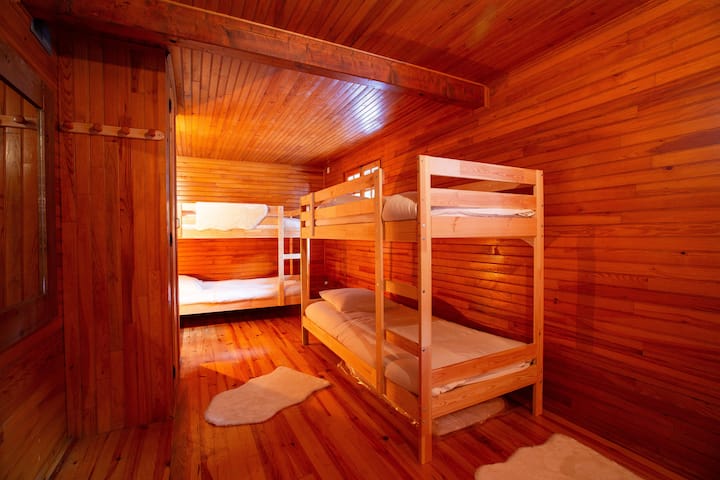 Chambre "dortoir" pouvant accueillir 4 enfants / adolescents à l'aide de ses 2 lits superposés.
La chambre dispose d'un coin canapé pour plus de confort et d'un lit bébé (lit parapluie pouvant se déplacer).