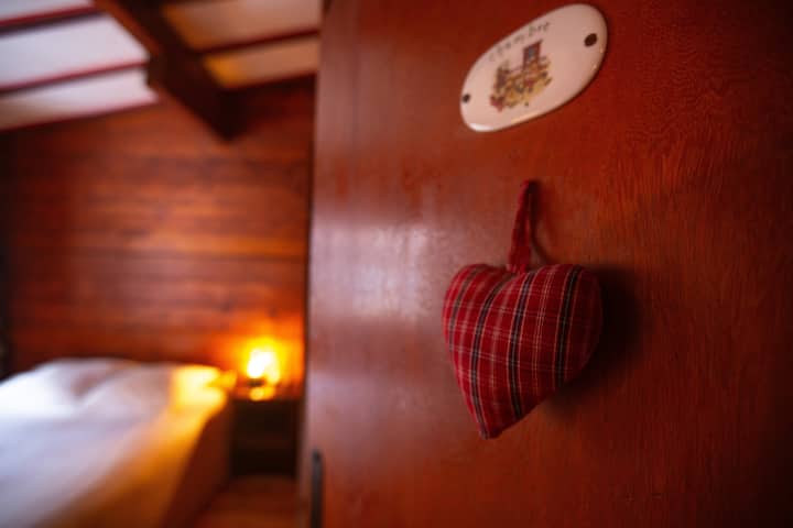 Chambre pouvant accueillir 2 voyageurs dans son lit double (140*190) disposant d'une armoire penderie.