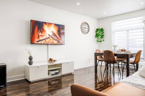 Top Airbnb: Modern 2 bedroom getaway in little Italy in Rosemont–La Petite Patrie