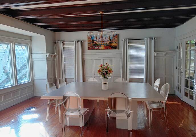 Nola Lux! 7 Beds! Billiard Room! Patio! Parking! gallery image 2