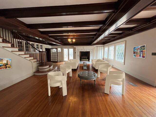 Nola Lux! 7 Beds! Billiard Room! Patio! Parking! gallery image 3