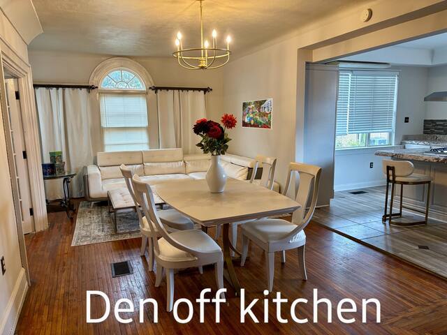 Nola Lux! 7 Beds! Billiard Room! Patio! Parking! gallery image 5