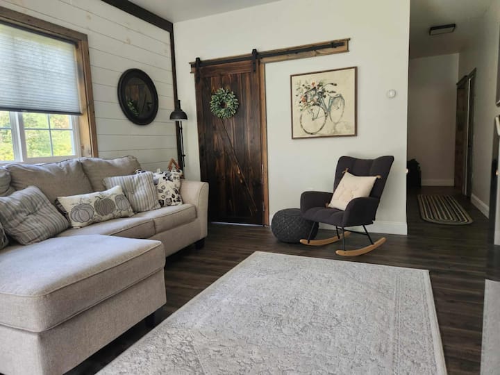 Kauč na razvlačenje u punoj veličini. Osigurane su plahte, deka i jastuci.