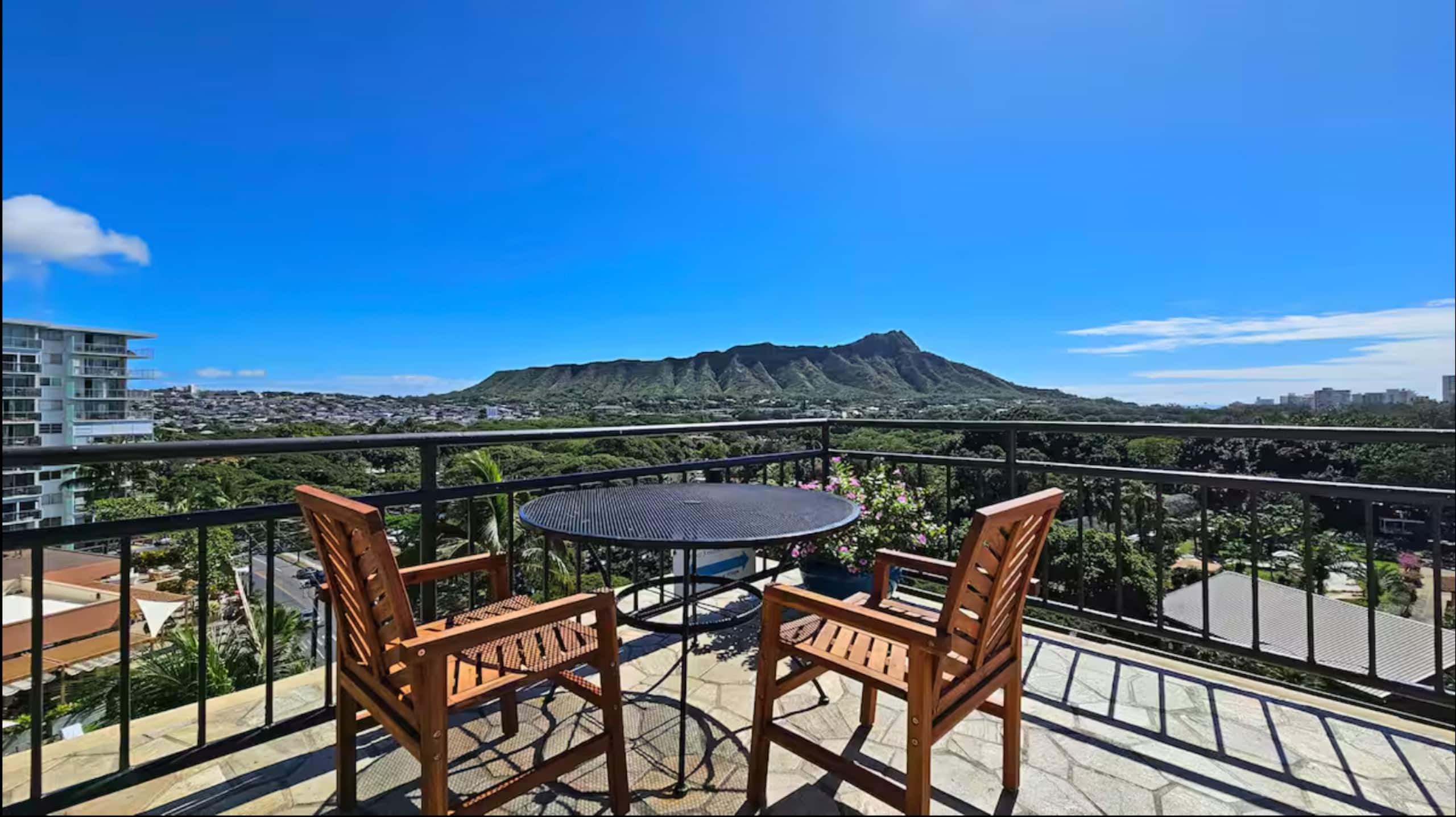 Steps to Waikiki Beach - Legal Rental w/ kitchen - Photo 12