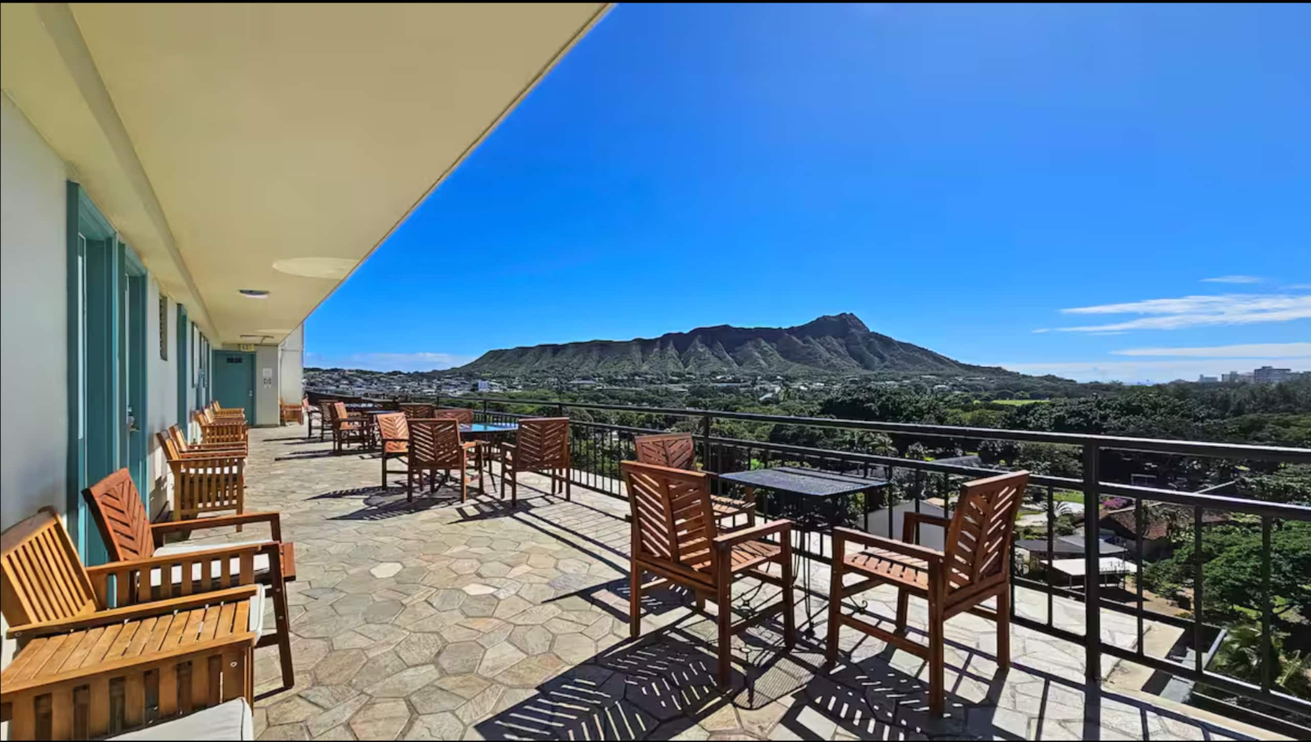 Steps to Waikiki Beach - Legal Rental w/ kitchen - Photo 13