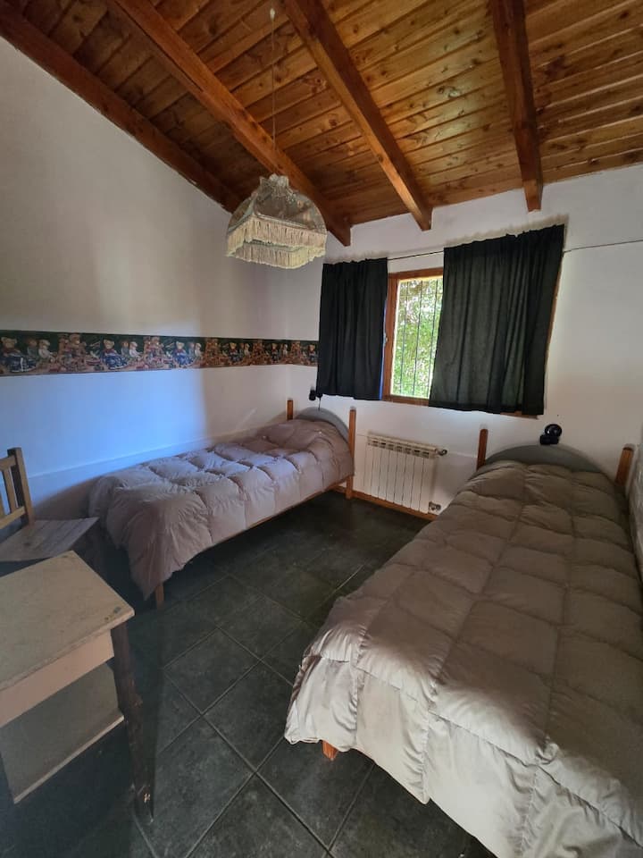 Спалня 2 е удобна и има 2 единични легла и лъчиста отоплителна система. 