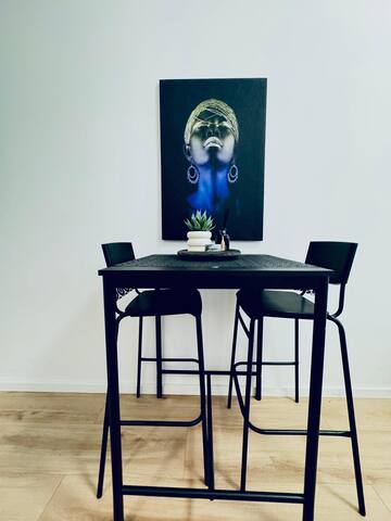 Elegant 4BR Apt, Prime Location Near Westbahnhof gallery image 4