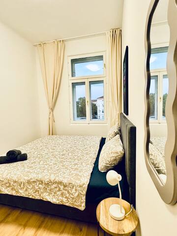 Elegant 4BR Apt, Prime Location Near Westbahnhof gallery image 2