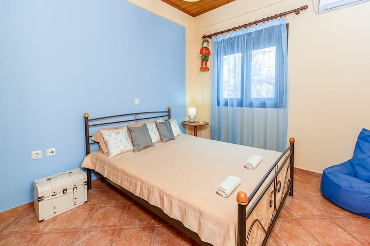 غرفة نوم مشرقة وواسعة مع مكيف هواء