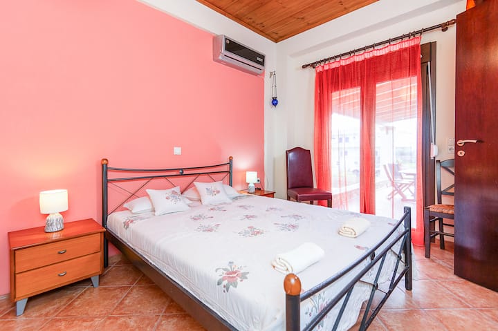 غرفة نوم مشرقة مع مكيف هواء وفناء خاص