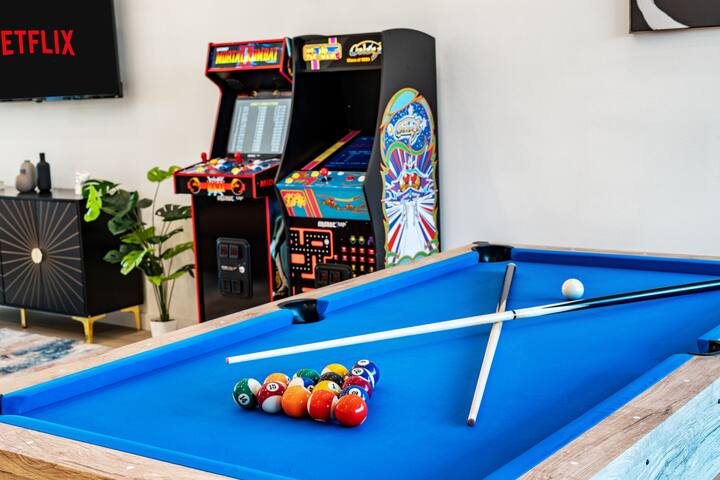 Lux 6BR Duplex Lofts | Hot Tub, Billiards, Balcony gallery image 4