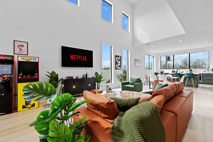 Lux 6BR Duplex Lofts | Hot Tub, Billiards, Balcony gallery image 3