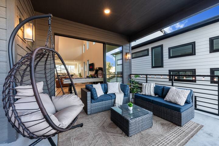 Lux 6BR Duplex Lofts | Hot Tub, Billiards, Balcony gallery image 5