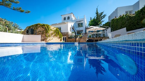 Luxury 5-Bedroom Villa w/Pool, 10min Walk to Beach