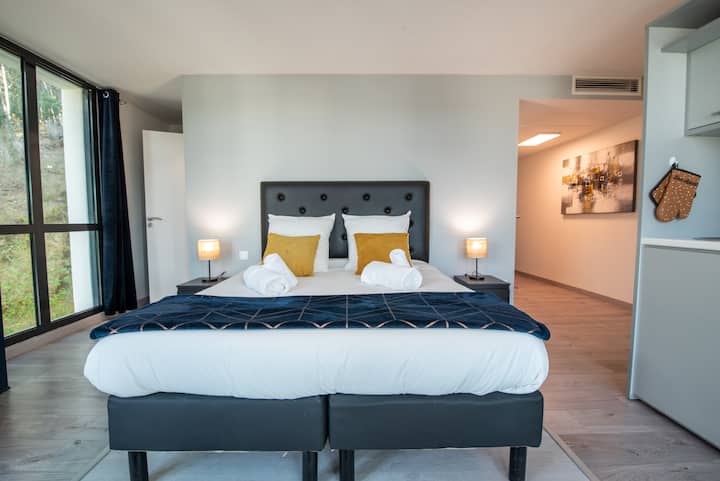 Nuestro estudio está diseñado para combinar comodidad y practicidad, con una zona de dormitorio equipada con una cama doble de alta gama, ropa de cama incluida y una decoración cuidada para un ambiente cálido.