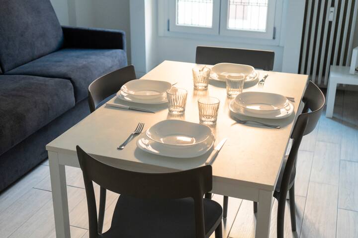 CE6 [Corso Sempione] • Large • Luxury • gallery image 2