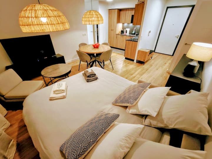 Ropa de cama (sofá cama) de alta gama de 160 x 190 cm y su verdadero colchón, incluido un colchón adicional que se puede agregar para mejorar la calidad de confort y standing.
¡Una verdadera ventaja en términos de calidad!