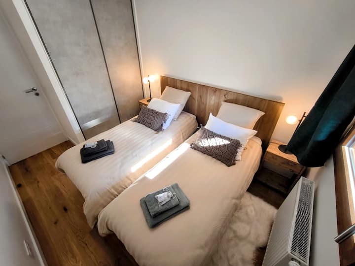 Camas excepcionales gracias a la ropa de cama de alta gama y sus colchones de 30 cm de grosor
La cama se puede separar en 2 camas individuales de 80 x 190 cm según la configuración deseada bajo petición.