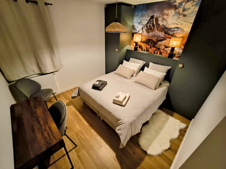 Dormitorio principal principal equipado con una cama de calidad del hotel extremadamente cómoda con su colchón de 30 cm de grosor.

dimensiones 160 x 200 cm