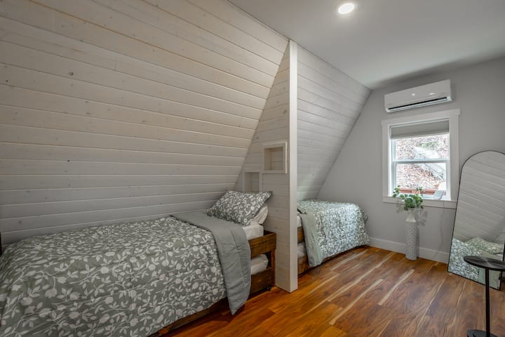 Los huéspedes nos han dicho que estas son las camas individuales más cómodas en las que han dormido. 2 camas individuales en la parte superior, con incorporadas para tus artículos personales y 2 camas nido individuales que se retiran para dormir un total de 4. 