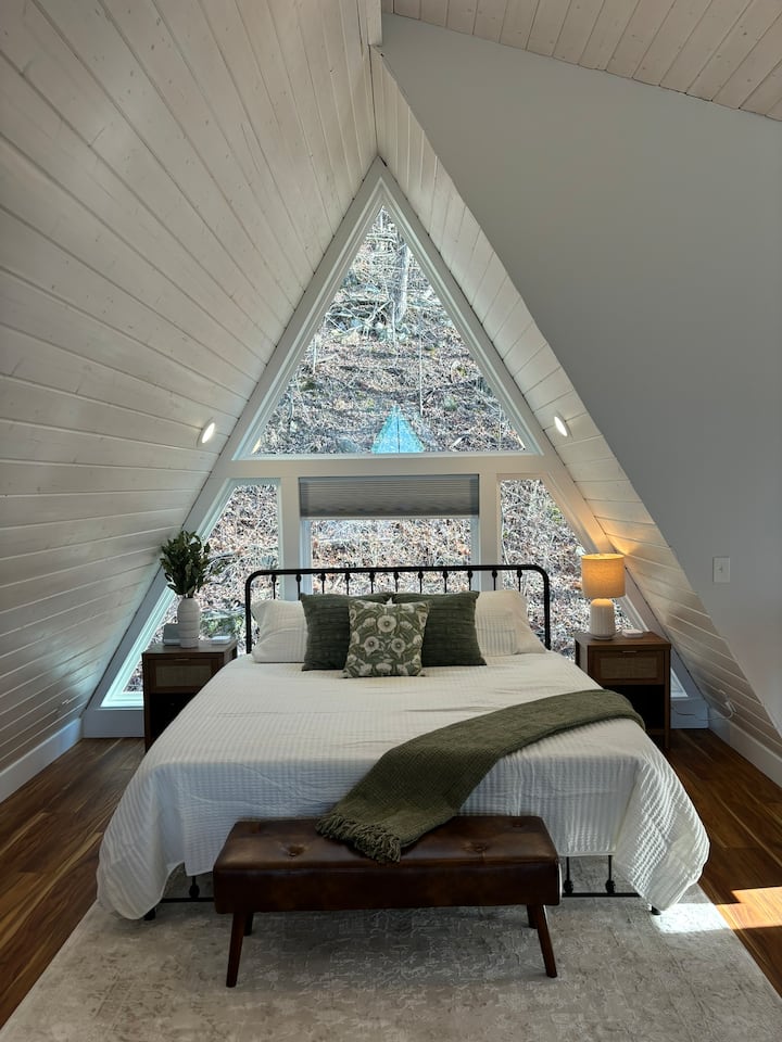 Aquí está tu cama tamaño king ubicada en la zona del loft de lujo. Contempla las estrellas por la noche mientras te tumbas en una de las camas más cómodas. Si tienes suerte, verás una estrella fugaz mientras duermes.